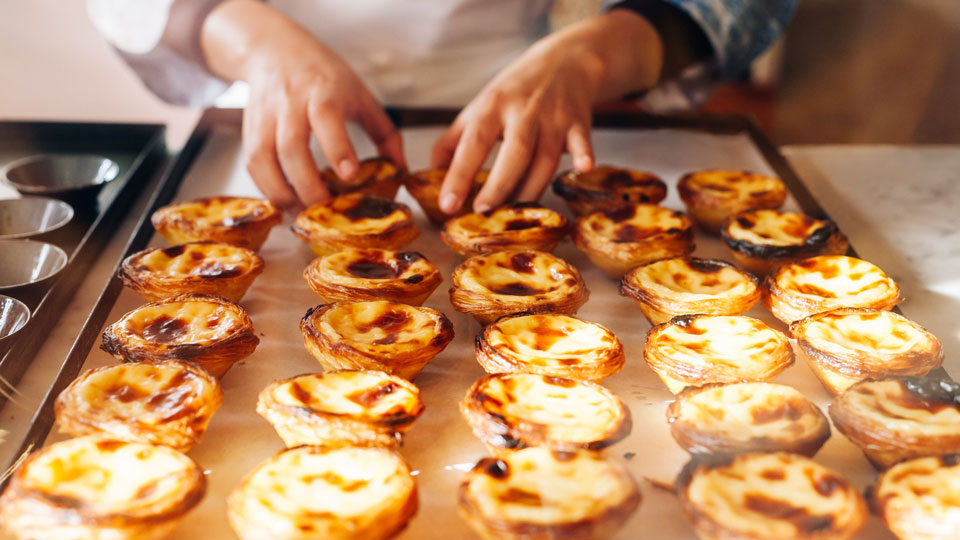Pasteis de Nata lassen sich am besten backfrisch genießen - (Foto: © StrelnikAnd / Shutterstock)