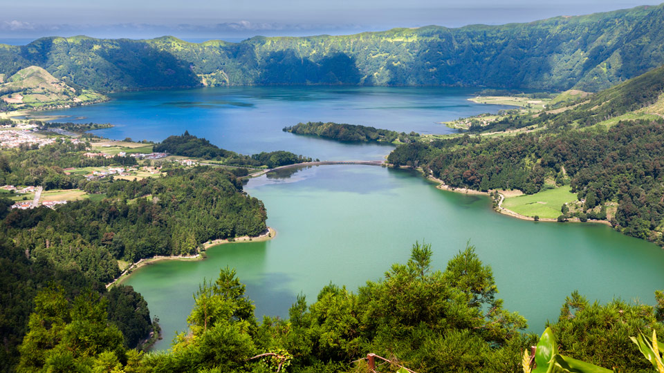 Die Sete Cidades sind von den dicht bewaldeten Hängen der Caldera umgeben - (Foto: © Peresanz / Shutterstock)