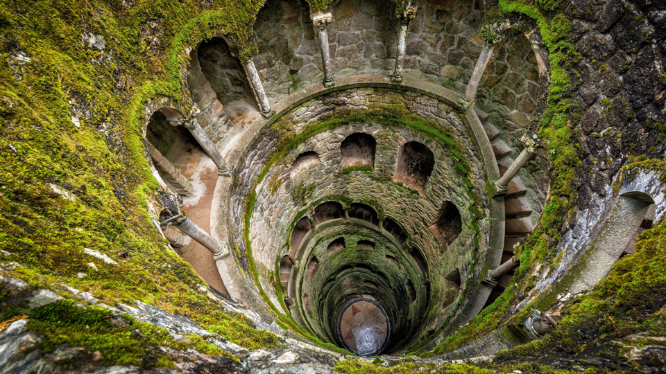 Dieser Brunnen in den Gärten der Quinta Da Regaleira wurde nie als Wasserquelle genutzt, sondern für zeremonielle Zwecke, zu denen auch Tarot-Initiationsriten gehörten - (Foto: ©Dale Johnson/500px)