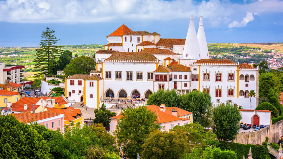 Sintra liegt nur eine 45-minütige Zugfahrt von Lissabon entfernt - (Foto: ©Sean Pavone/Shutterstock)
