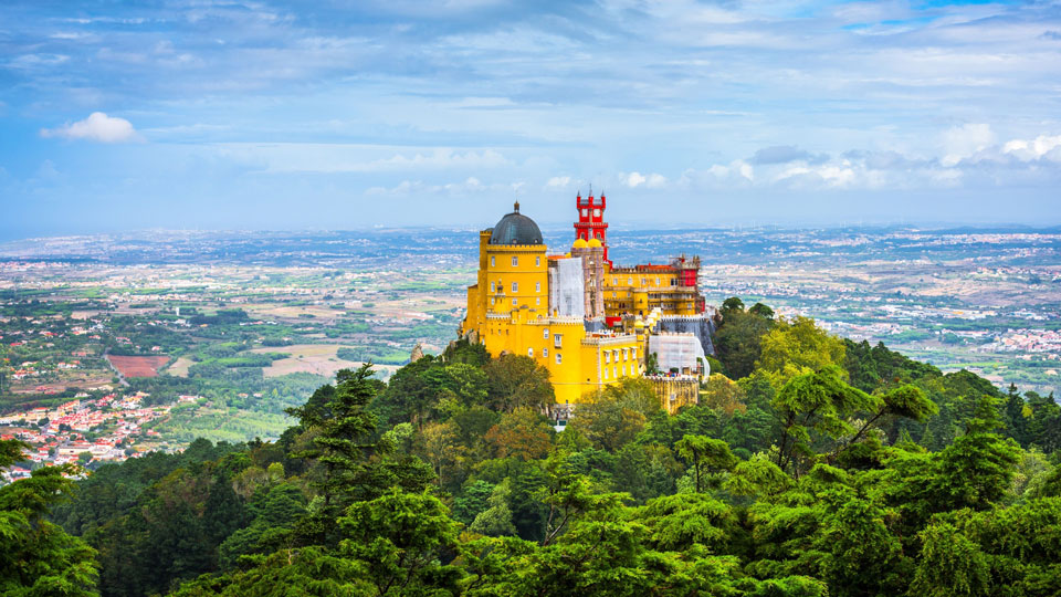 Königliche Lage: Der Pena National Palace in Sintra - (Foto: ©Sean Pavone/Shutterstock)