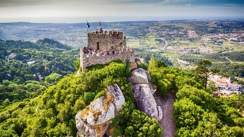 Der malerische Santa Maria Trail führt hinauf zum Castelo dos Mouros - (Foto: ©krivinis / Shutterstock)