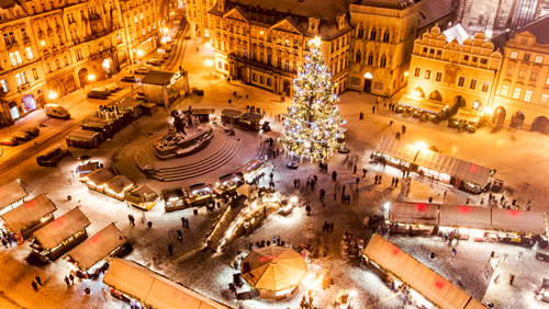 Weihnachtsstimmung im winterlichen Prag - (Foto:Jag_cz/istock.com)