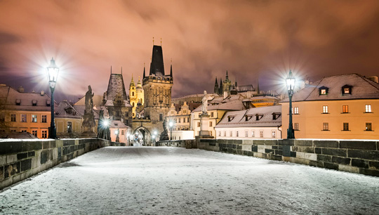 Winternacht in der Altstadt von Prag - (Foto: ©MarekKijevski/istock.com)