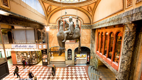 Skulptur von David Cerný in der Lucerna Passage - (Foto: ©Radiokukka/istock.com)