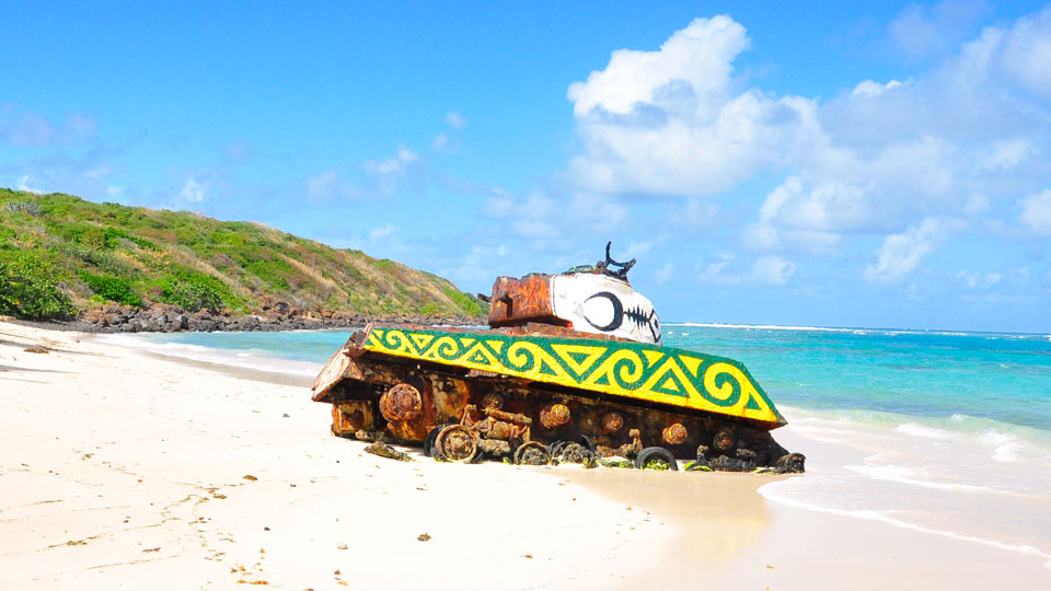 Die bunt bemalten „vergessenen Panzer” am Flamenco Beach sind ikonische Wahrzeichen Puerto Ricos - (Foto: © Sahani Photography /Shutterstock)