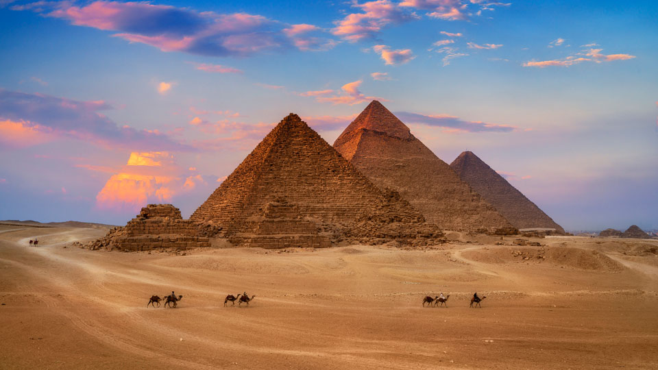 Die Große Pyramide ist nahezu perfekt nach den Himmelsrichtungen ausgerichtet - (Foto: © Ratnakorn Piyasirisorost/Getty Images)