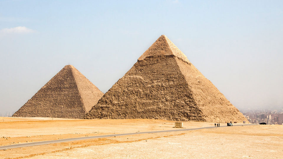 Auf der Chephren-Pyramide ist noch etwas von der ursprünglichen Kalksteinverkleidung erhalten - (Foto: ©kritskaya/Shutterstock)