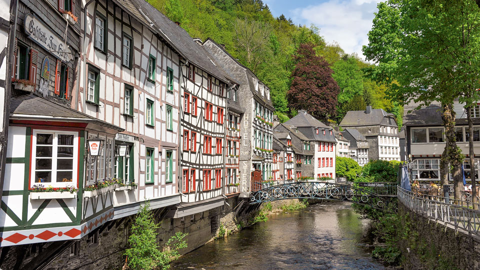 Der Vennbahn-Radweg durch die Eifel führt dich durch das pittoreske Monschau - (Foto: © DuMont Bildarchiv, Rainer Kiedrowski)