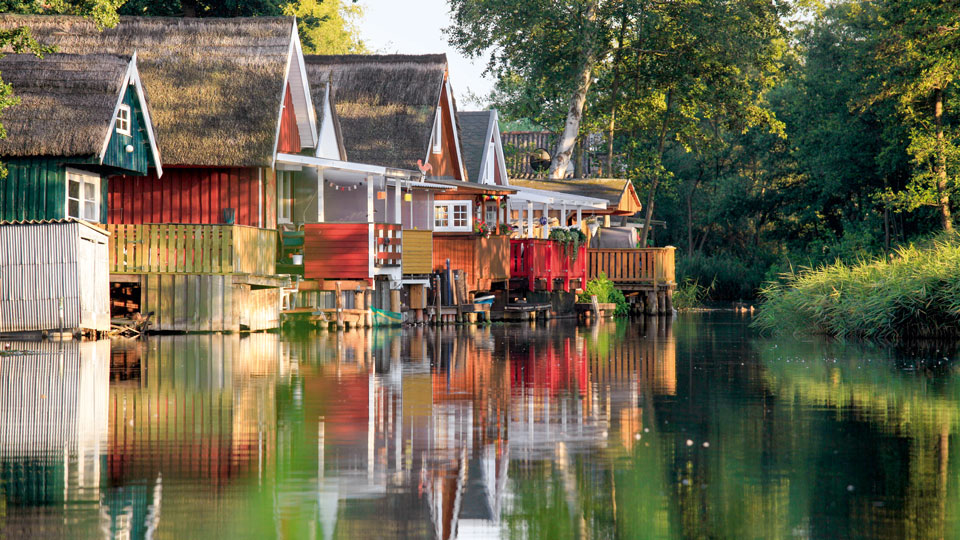 Idyllisch am Wasser gelegen: die Bootshäuser in Güstrow, wo sich auch ein Besuch des Schwebenden Engels von Ernst Barlach im Güstrower Dom lohnt. - (Foto: © DuMont Bildarchiv, Johann Scheibner)