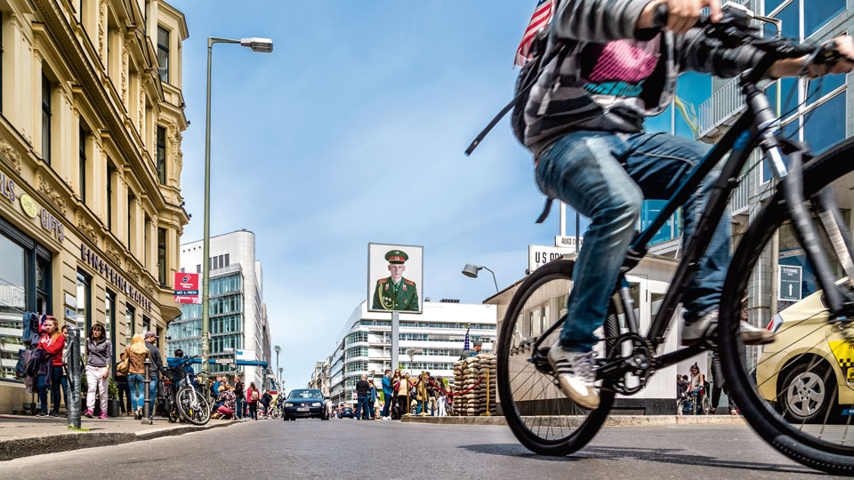 Quer durch Berlin führt der Mauer-Radweg - (Foto: © DuMont Bildarchiv, Sabine Lubenow)