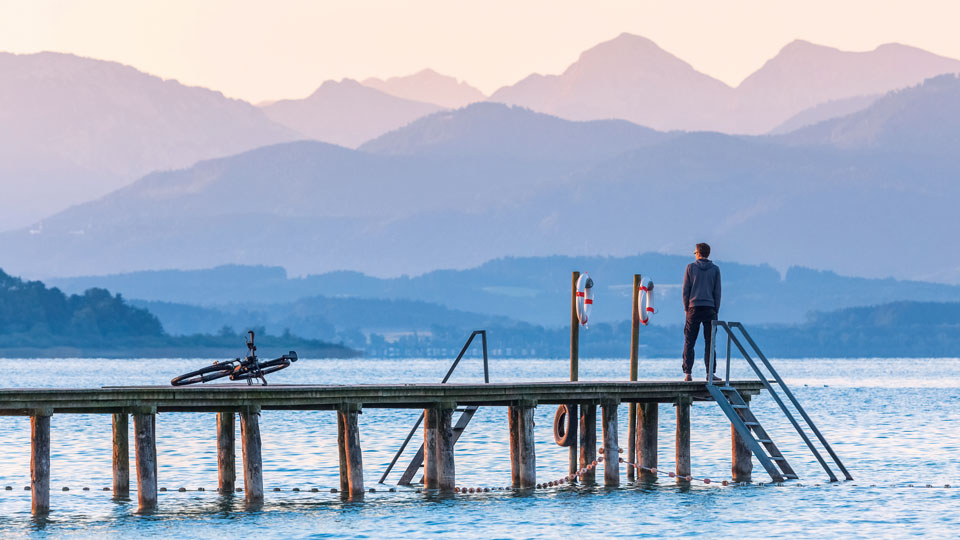 Der Bodensee-Königsee-Wanderweg führt auch am Chiemsee vorbei - (Foto: © DuMont Bildarchiv, Christian Baeck)