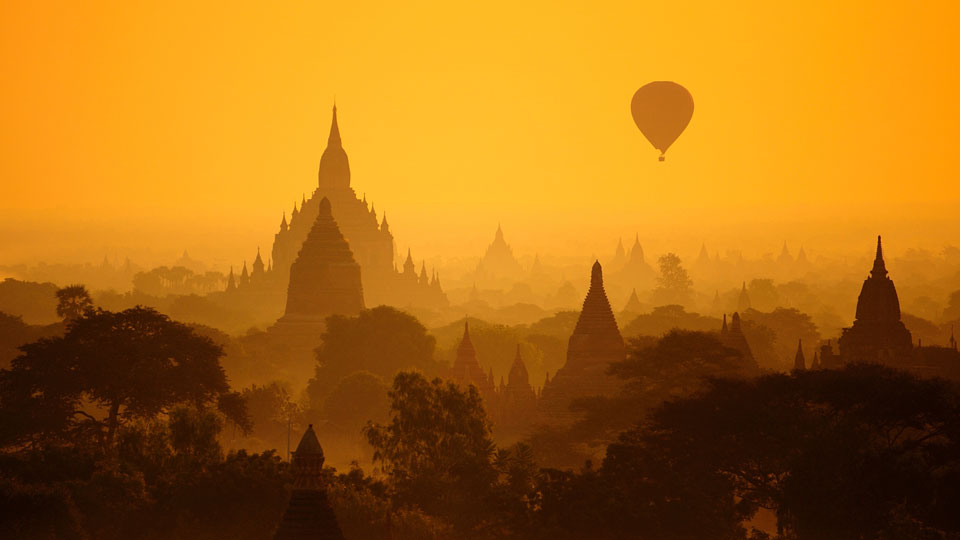 Einer der magischsten Sonnenuntergänge der Welt: zwischen den Tempelspitzen in Bagan, Myanmar - (Foto: ©Puchong Pannoi/500px)