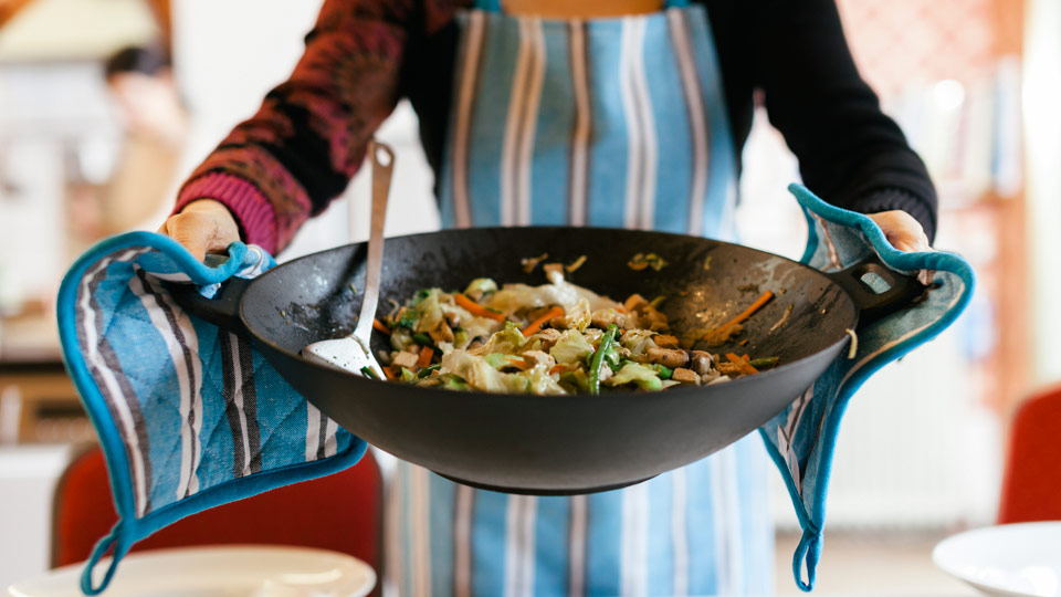 Kreativ und exotisch kochen ist die beste Art zu reisen, wenn man zu Hause bleiben muss - (Foto: ©Hinterhaus Productions/Getty Images)