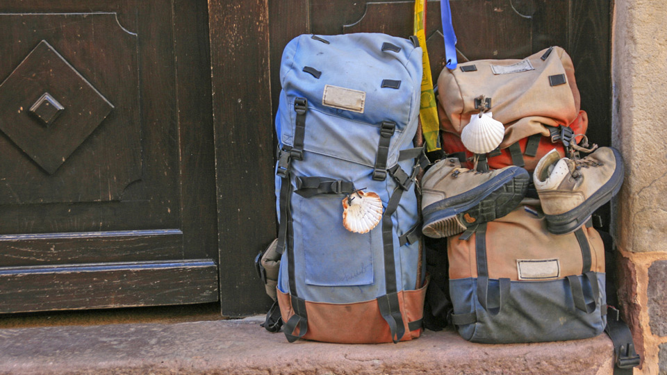 Ein tolles Gefühl, sich endlich vom Gepäck zu befreien – vor allem, wenn es bald das Eigengewicht übersteigt? - (Foto: ©sigurcamp/Getty Images)