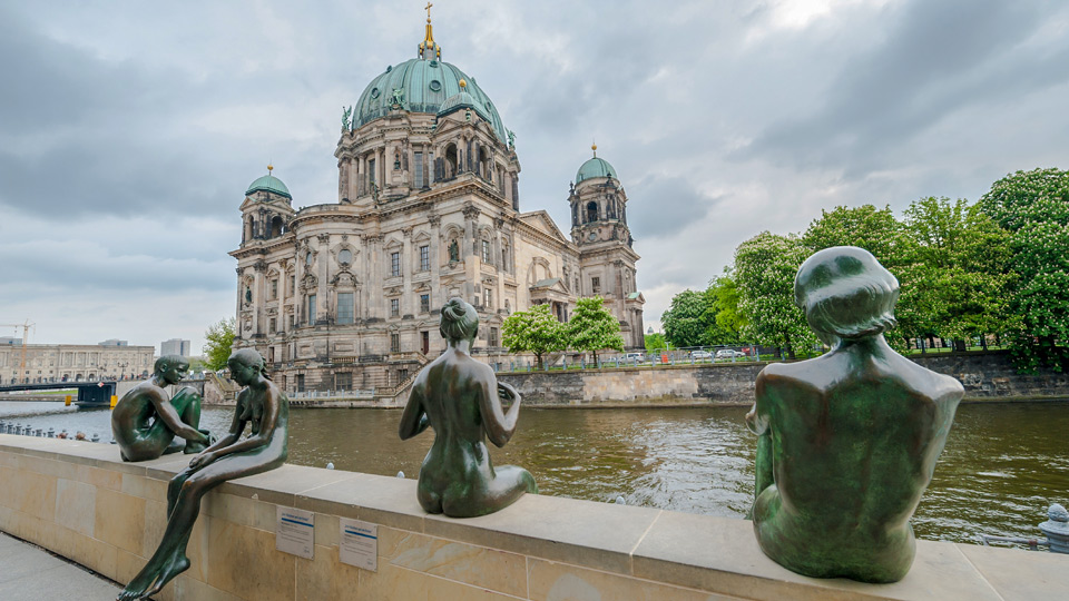 Auch vor der eigenen Haustür finden sich jede Menge Überraschungen, wie hier an der Spree in Berlin - (Foto: ©Yongyut Kumsri/Shutterstock)