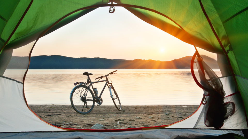 Morgens aus dem Zelt aufs Rad - gibt es etwas noch schöneres? Kaum. (Foto: ©vovashevchuk/Getty Images)