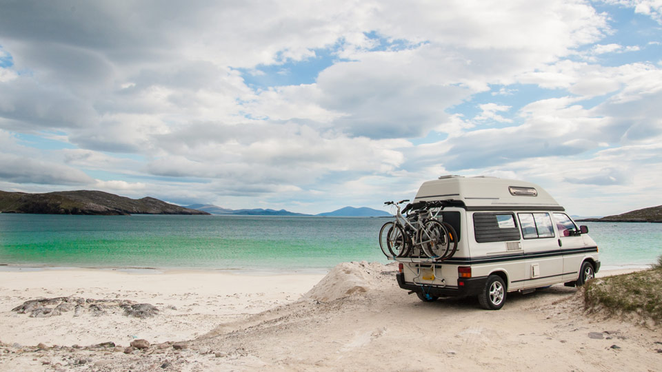 Mit dem Camper oder Wohnmobil die Freiheit spüren und sich den Wind am Meer um die Nase wehen lassen - (Foto: ©DrimaFilm/Shutterstock)
