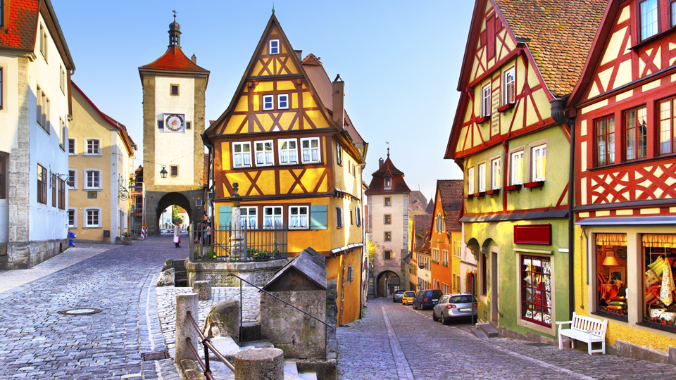 Zwischenstopp in der malerischen Stadt Rothenburg ob der Tauber an der deutschen Romantischen Straße - (Foto: ©zoom-zoom/Getty Images) 