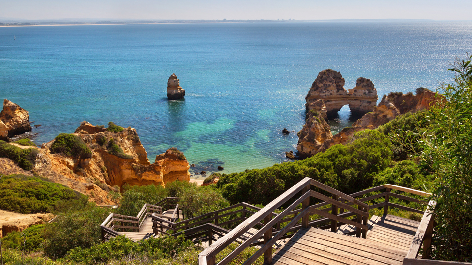 Die Fülle der wunderschönen Strände und Küstenblicke der Algarve ist ideal für malerische Boxenstopps - (Foto: ©Elena_Sistaliuk/Getty Images) 