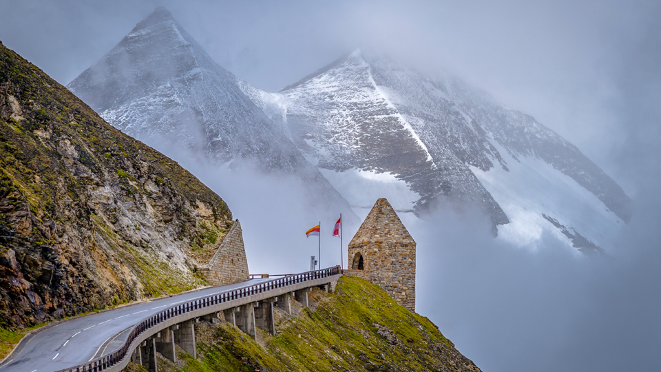 Atemberaubende Landschaften an der österreichischen Großglocknerstraße – Foto: ©Pakawat Thongcharoen/Getty Images)