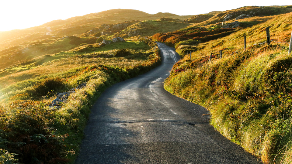 Irland zeigt uns seine wilden Küstenstraßen - (Foto: ©S_Hoss/Istock.com) 