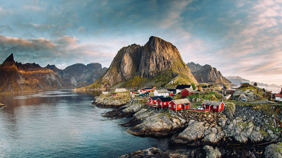 Die bunt gestrichenen Fischerhütten in Hamnoy auf den Lofoten thronen spielerisch über den Felsen - (Foto:  ©izhairguns / Getty Images)