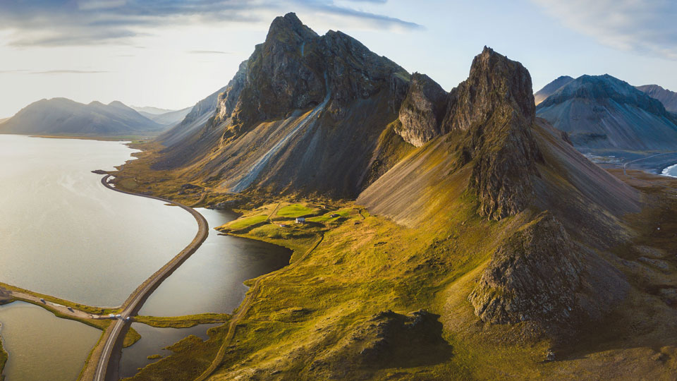 Die jenseitig wirkenden Landschaften Islands stecken voller Legenden - (Foto: © Song about summer / Shutterstock)