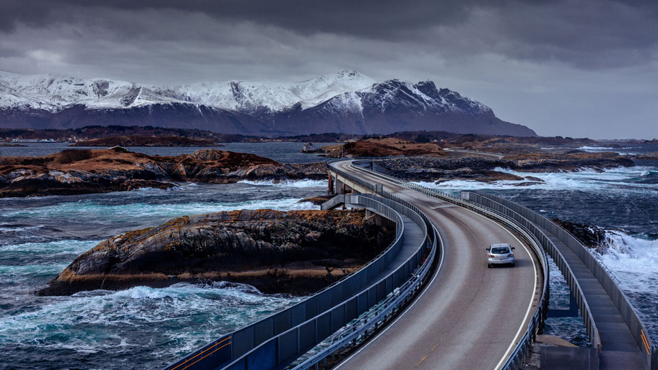 Von schmalen Küstenstraßen bis schlängelnde Hochalpenpässe - auf Europas legendären Roadtrips beeindruckt die Landschaft - (Foto: ©Cinematic Photography_500px)