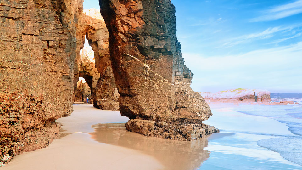 Die Felsen des Praia das Catedrais sehen aus wie eine Kathedrale - (Foto: © migel / shutterstock)