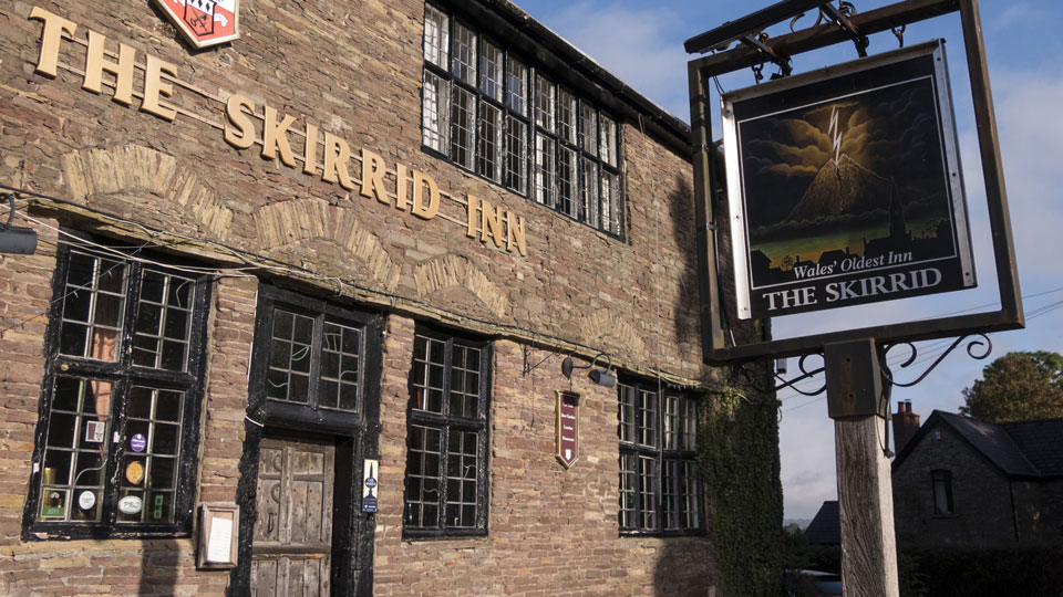 Das Skirrid Mountain Inn gibt’s schon seit 900 Jahren - (Foto: © David Muscroft / Shutterstock)