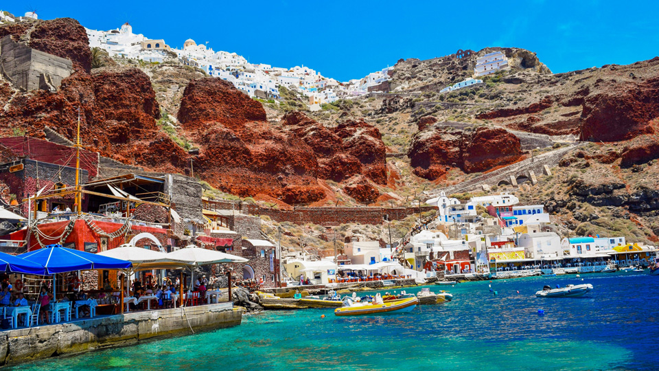 Idyllisch gelegene Restaurants am Hafen von Ammoudi - (Foto: ©Emma Shaw/Lonely Planet)