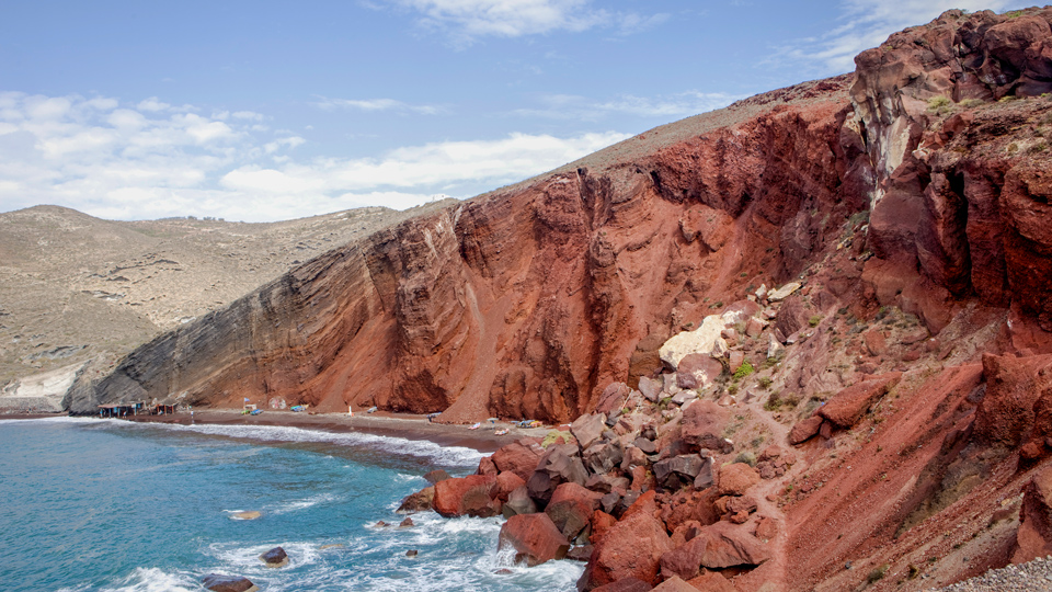 Der berühmte "Red Beach" an der Südküste von Santorin - (Foto: ©Alice_Yeo/Istock.com)