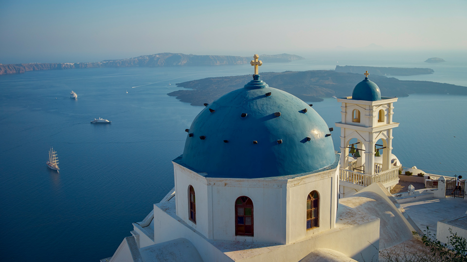 Anastasi-Kirche im Dorf Imerovigli mit Blick auf die Ägäis - (Foto: © allensima/Istock.com)