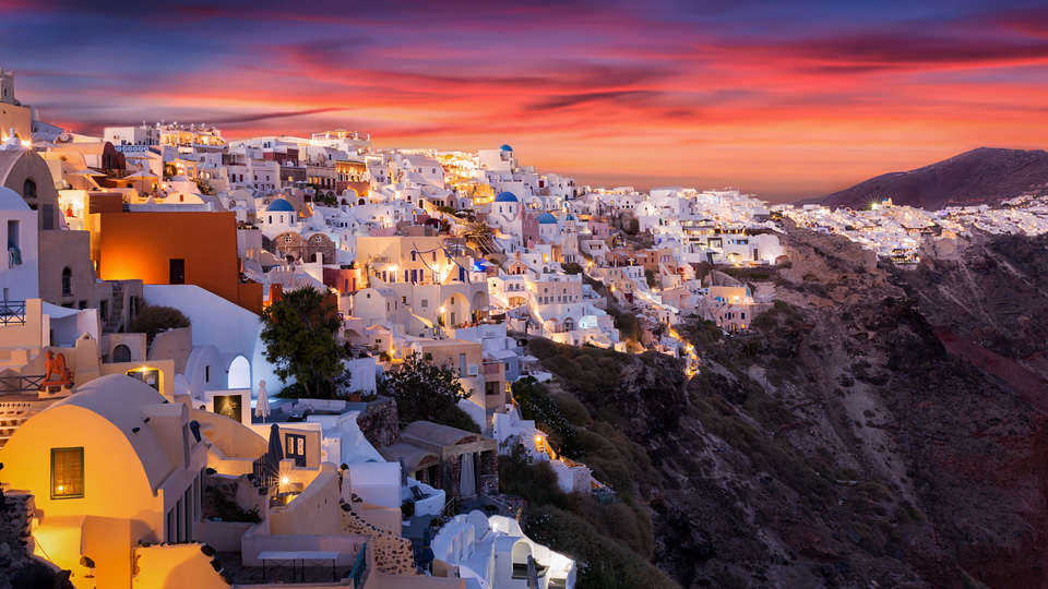 Santorin ist berühmt für magische Sonnenuntergänge - (Foto: ©SHansche/Istock.com)