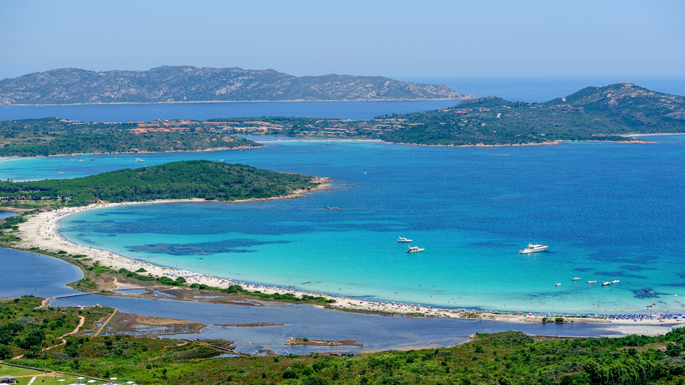 Die spektakuläre Kulisse von Cala Brandinchi  - (Foto: ©ominojarre/Getty Images/iStockphoto)