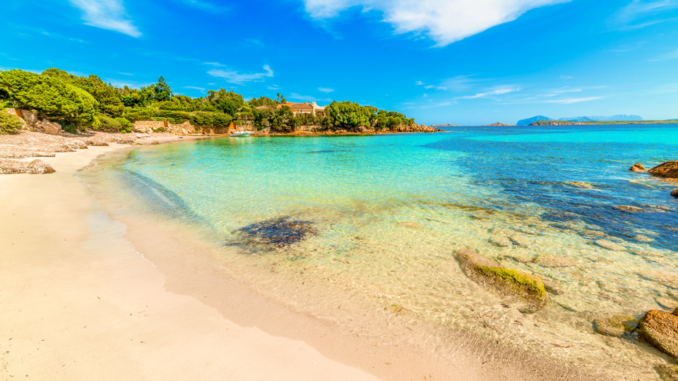 Die Traumstrände an der Costa Smeralda sind auch bei Promis und Celebrities beliebt, besonders die Spiaggia del Principe - (Foto: ©Gabriele Maltinti/Getty Images)