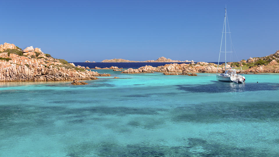 Das malerische Inselarchipel in der Meerenge zwischen Sardinien und Korsika ist ein verborgenes Paradies - (Foto: ©SteveAllenPhoto/Istock.com)