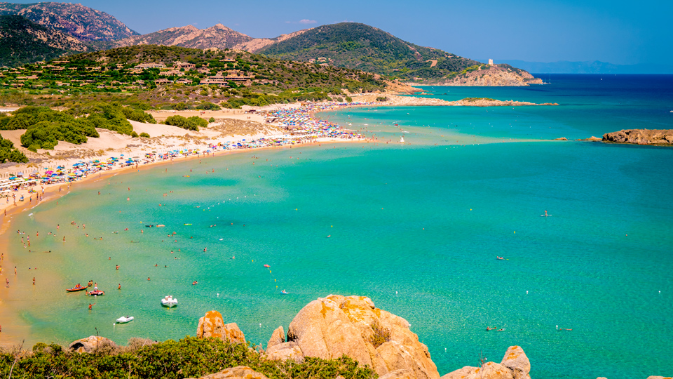 Traumhaftes Panorama vor der Küste von Chia - (Foto: ©pointbreak/Shutterstock)