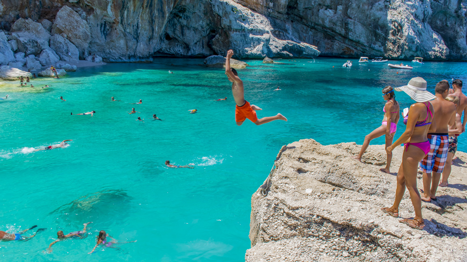 Faszinierende Buchten wie die Cala Mariolu laden zum Klettern und Baden ein - (Foto: ©Tore65/Shutterstock)