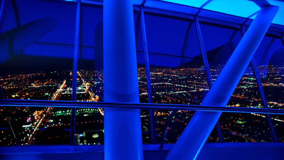 Futuristisch: der glitzernde Blick von der Sky Bridge auf das nächtliche Riad - (Foto: Davyk / Shutterstock.com)