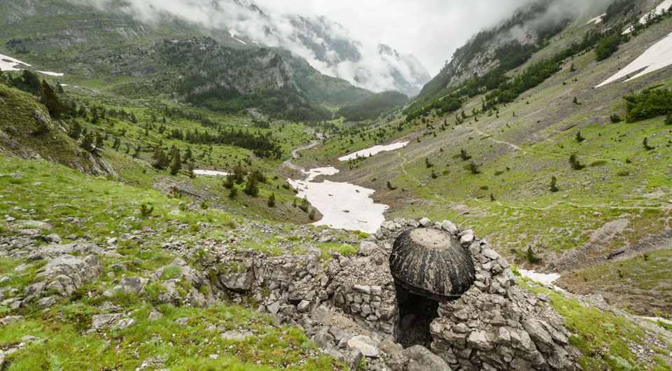 Ein Bunker aus der Hoxha-Ära mit Blick auf die Grenze zwischen Albanien und Montenegro - (Foto: ©Justin Foulkes / Lonely Planet)