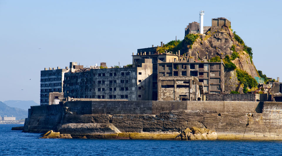 Die geführten Touren auf Hashima passieren unter anderem den Eingang zur ehemaligen Mine, die bis zu 660 m in die Tiefe reicht - (Foto: © Grassflowerhead / Shutterstock)