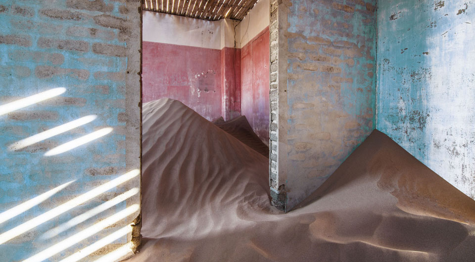 Nach dem Diamantfieber: Kolmanskop wurde von der Wüste zurückerobert - (Foto: © Marie Hickman/Getty Images)