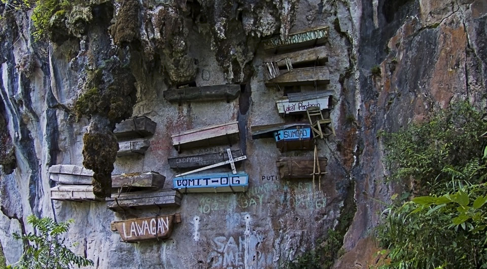 In luftiger Höhe und sicher vor Grabräubern: die hängenden Särge von Sagada sind aus Holz - (Foto: © Xavier Pou Gonzalez / Lonely Planet)