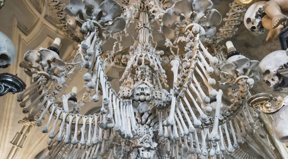 Makaber und faszinierend zugleich: ein Kronleuchter aus menschlichen Knochen und Schädeln - (Foto: © rustamank / Getty Images)