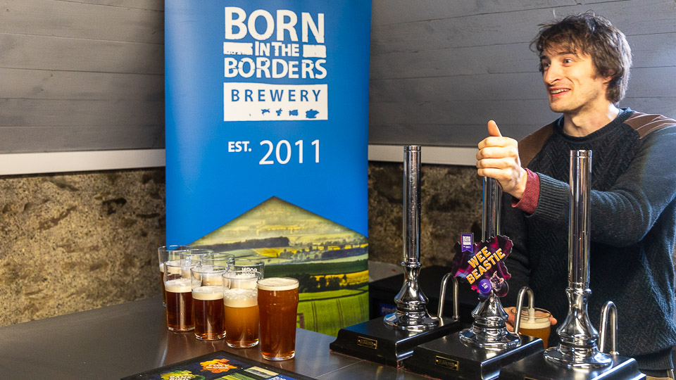 Braumeister Theo zapft Probierbiere für die Gäste der Born in the Borders Brewery - (Foto: Stephan Goldmann)