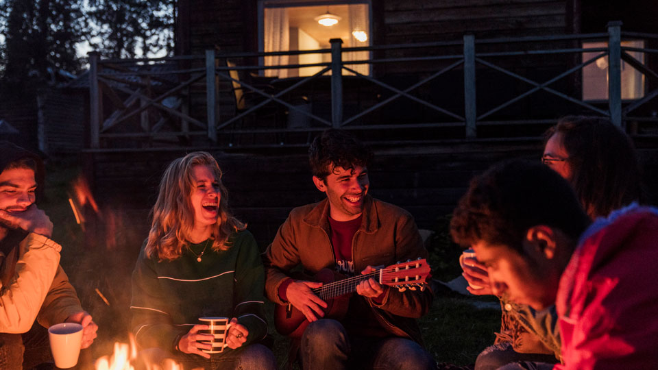 Camping in einem der schwedischen Nationalparks ist der ultimative Ausflug mit Freunden - (Foto: © Westend61 / Getty Images)