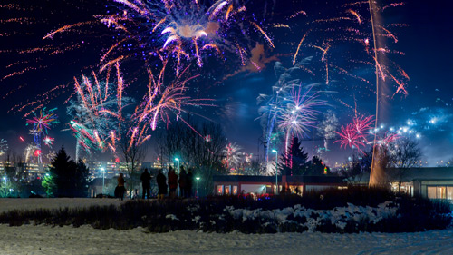 Isländer beobachten das Feuerwerk in Reykjavík - (Foto: ©Visit Reykjavík/Ragnar Th Sigurðsson)