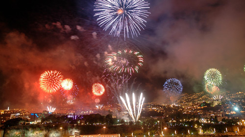 Eines der größten Feuerwerks-Spektakel weltweit gibt es auf Madeira - (Foto: ©iStock.com/djmorgan)